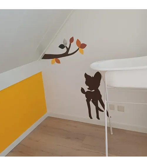 Behang muursticker hertje bambi met vlinders. Muurdecoratie babykamer, muurdecoratie kinderkamer van behang.
