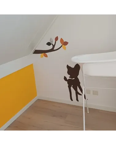 Behang muursticker hertje okergele babykamer.