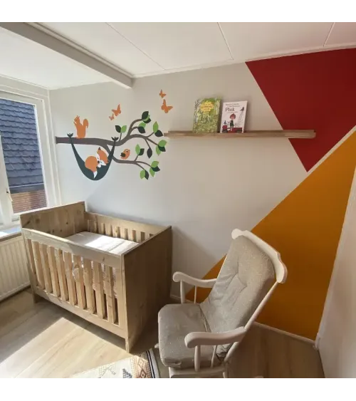 Muursticker tak met hangmat groentinten.