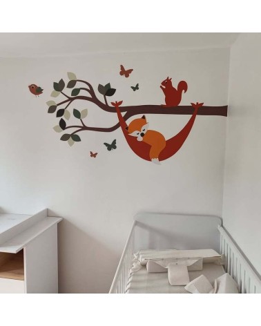 Behangsticker tak met allerlei schattige dieren in de een blauw en groene babykamer.