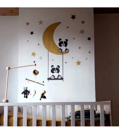 Behangsticker zittende pandabeer op de maan okergeel in terracotta babykamer.