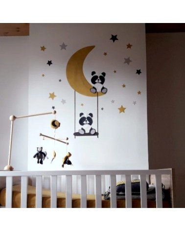 Behang muursticker babykamer zittende pandabeer op de maan met schommel okergeel.