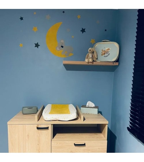 Behangsticker babykamer slapende koalabeer op de maan met sterren donkergroen