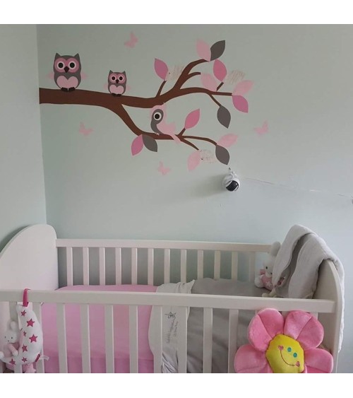 Behang muursticker tak met uiltjes roze babykamer.