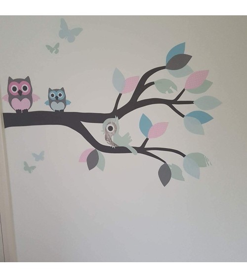 Behang sticker baby meisjeskamer roze en groene tak met uiltjes en vogel.