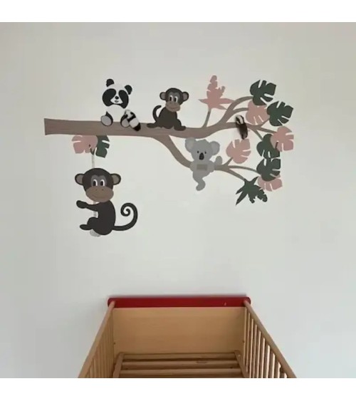 Sierlijke jungle tak meisjeskamer met slingeraap in oud roze en oud groen.