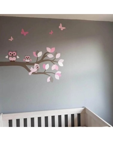 Behangsticker roze sierlijke uilentak op grijze muur babykamer.