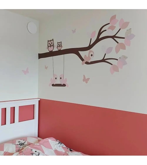 Behang muursticker tak met uiltjes roze babykamer.