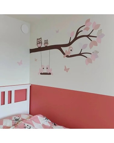Behangsticker meisjeskamer sierlijke uilentak oudroze met schommel.