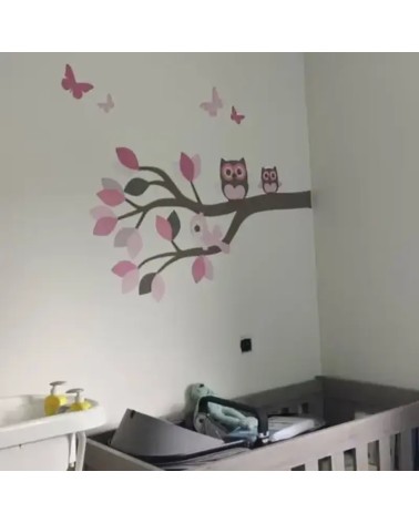 Behangsticker meisjeskamer sierlijke tak met uiltjes roze.