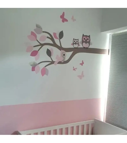 Behang muursticker tak met uiltjes roze babykamer.