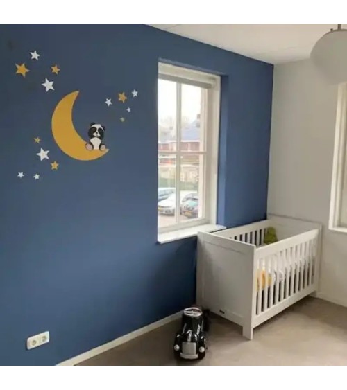 Behangsticker zittende pandabeer op de maan okergeel in terracotta babykamer.