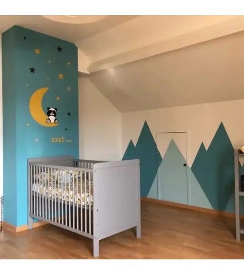 Behangsticker zittende pandabeer op de maan okergeel in terracotta babykamer.