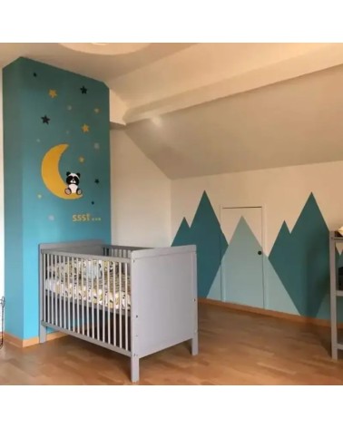 Behangsticker zittend pandabeertje op de maan okergeel jongenskamer.