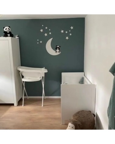 Behangsticker babykamer zittend pandabeertje op de maan met sterren wit op een groene muur.