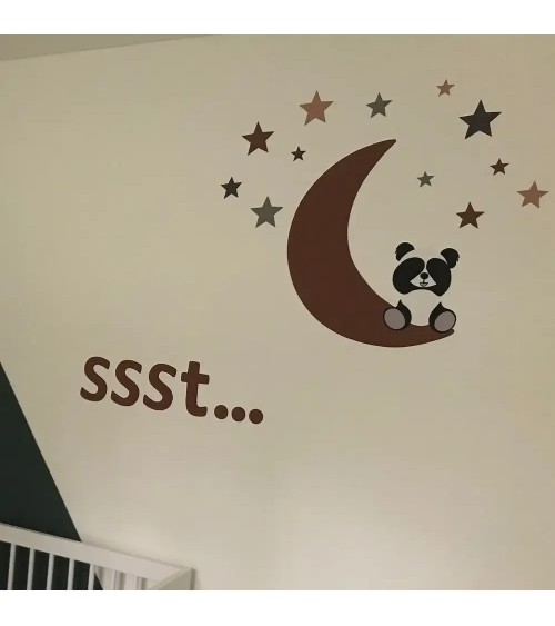 Behangsticker zittende pandabeer op de maan okergeel in terracotta babykamer.