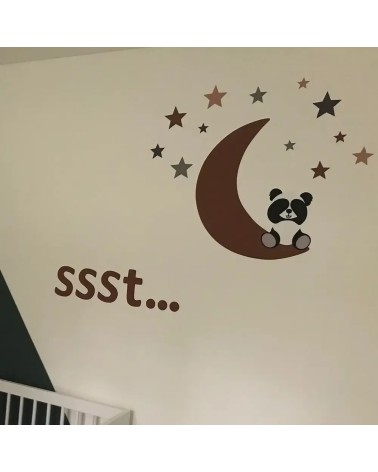 Behangsticker zittend pandabeertje op de maan met sterren roest met letters ssst...
