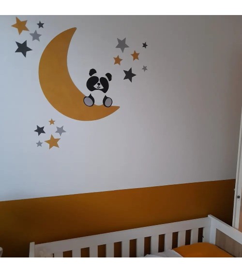 Behangsticker zittende pandabeer op de maan okergeel in terracotta babykamer.