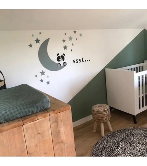 Behangsticker zittende pandabeer op de maan okergeel in terracotta babykamer.