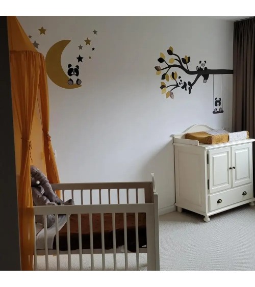 Behangsticker zittende pandabeer op de maan okergeel in terracotta babykamer.