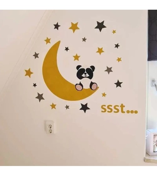 Behangsticker zittende pandabeer op de maan okergeel in terracotta babykamer.