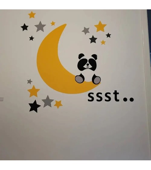 Behangsticker zittende pandabeer op de maan okergeel in terracotta babykamer.