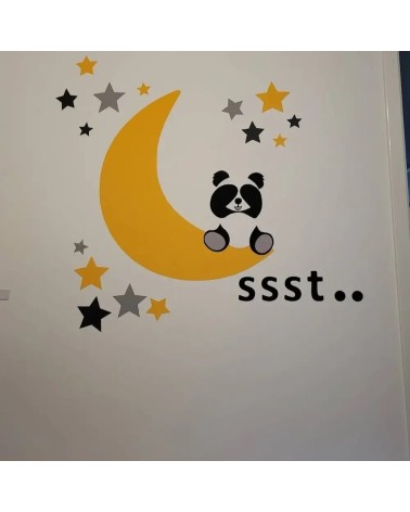 Behangsticker babykamer zittend pandabeertje op de maan okergeel met zwarte tekst ssst...