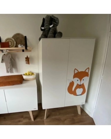 Grote oranje vos op kast muursticker babykamer.