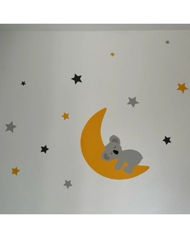Behangsticker babykamer slapende koalabeer op de maan met sterren okergeel.