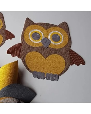 Muursticker behang uil groot okergeel en bruin.