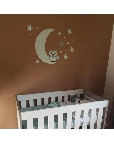 Behangsticker babykamer uil op de maan mintgroen op een donkere muur.