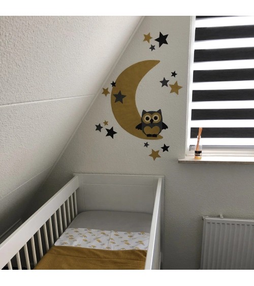 Behangsticker okergele maan met sterren en uil okergeel boven wiegje.