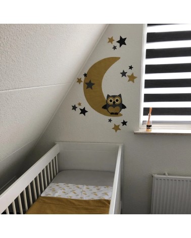 Behang uiltje op maan met sterren okergeel en grijs op een structuurmuur.