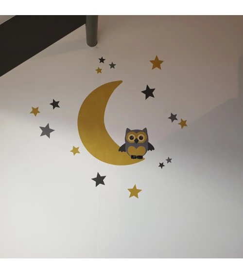 Behangsticker okergele maan met sterren en uil okergeel boven wiegje.