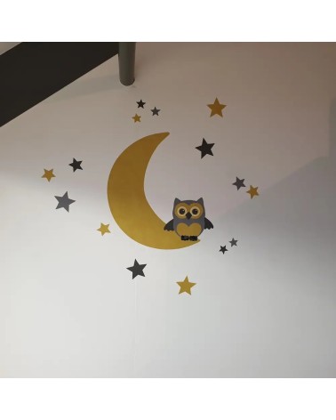Behangsticker babykamer uil op de maan okergeel met grijze sterren.