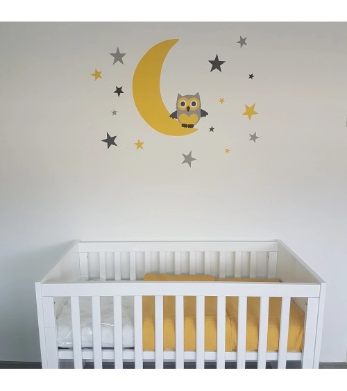Behangsticker okergele maan met sterren en uil okergeel boven wiegje.