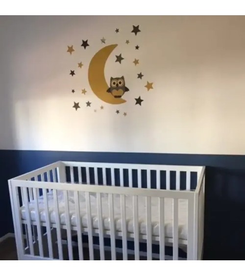 Behangsticker okergele maan met sterren en uil okergeel boven wiegje.