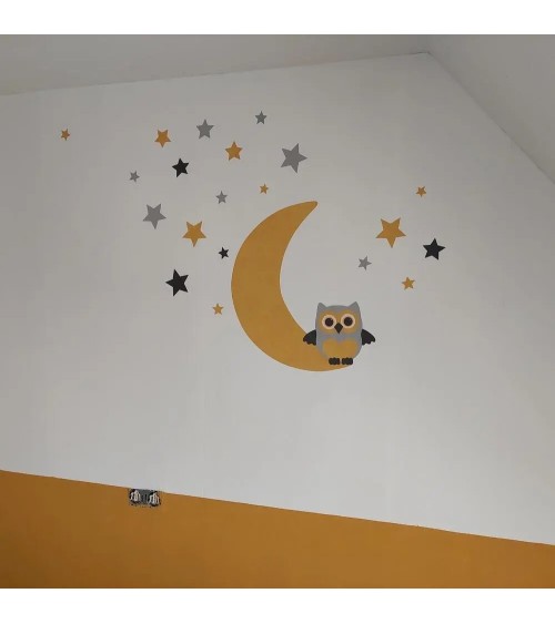 Behangsticker okergele maan met sterren en uil okergeel boven wiegje.