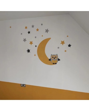Behang muursticker babykamer uil op de maan okergeel.