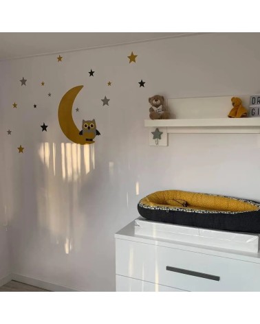 Behang muursticker babykamer uil op de maan okergeel.