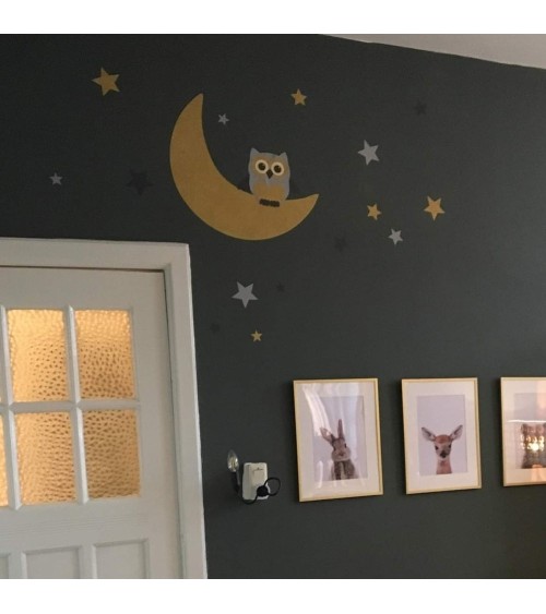 Behangsticker okergele maan met sterren en uil okergeel boven wiegje.