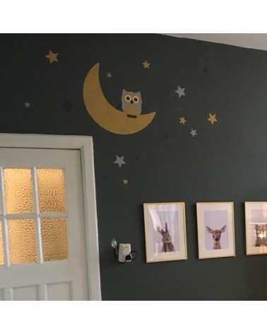 Behang muursticker babykamer uil op de maan okergeel.