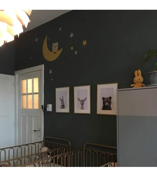 Behangsticker okergele maan met sterren en uil okergeel boven wiegje.