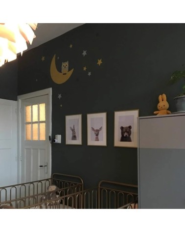 Behang muursticker babykamer uil op de maan okergeel op donkergroene muur.