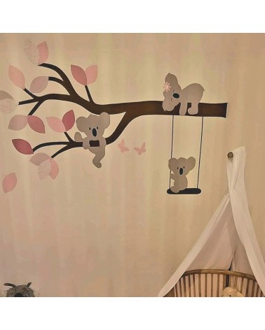 Behangsticker tak met koalabeertjes roze babykamer.