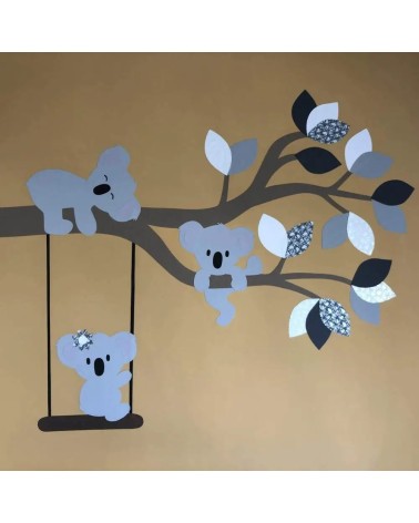 Behangsticker sierlijke koalatak met schommel in grijstinten op een beige babykamer.