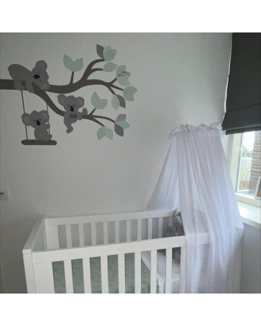 Behangsticker sierlijke koala tak babykamer mintgroen.