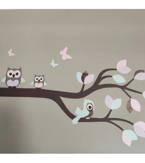 Behang sticker baby meisjeskamer roze en groene tak met uiltjes en vogel.