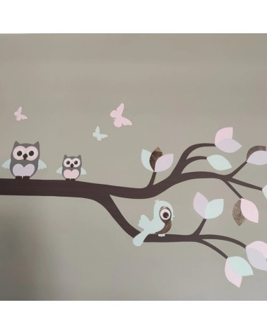 Behangsticker sierlijke uilentak in pastel kleuren.