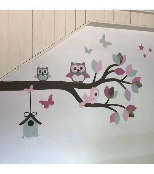 Behang sticker baby meisjeskamer roze en groene tak met uiltjes en vogel.